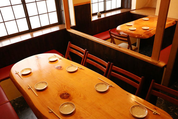 料理を楽しむための落ち着いた店内